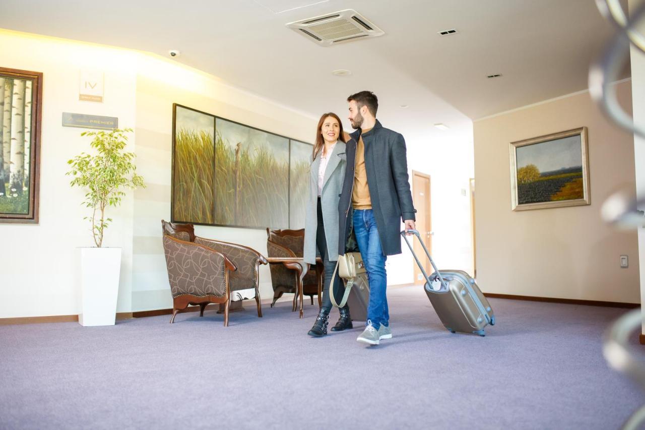 Hotel Premier Aqua - Adults Only 브르드니크 외부 사진 A couple checking into a hotel