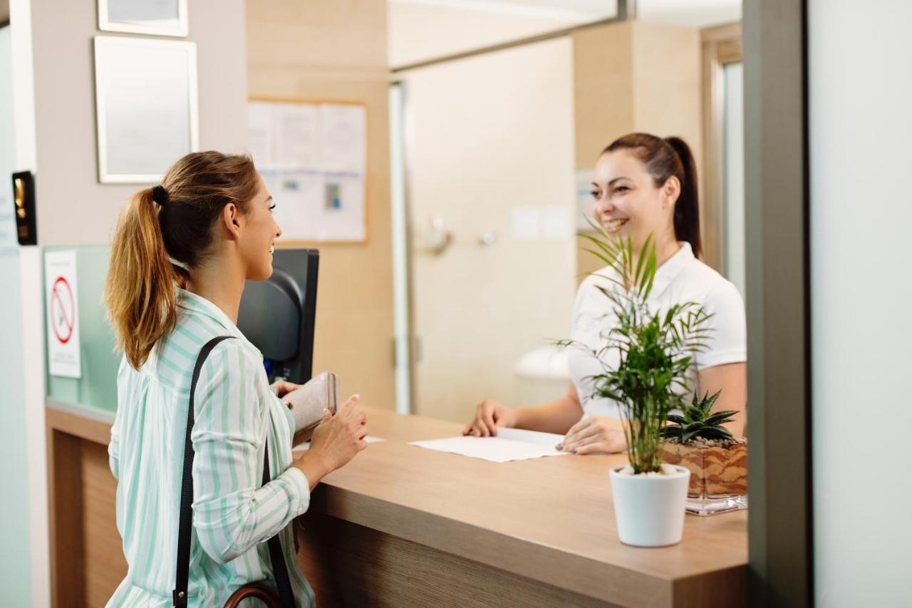 Hotel Premier Aqua - Adults Only 브르드니크 외부 사진 Receptionist at work