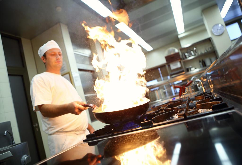 Hotel Premier Aqua - Adults Only 브르드니크 외부 사진 A chef cooking with a wok