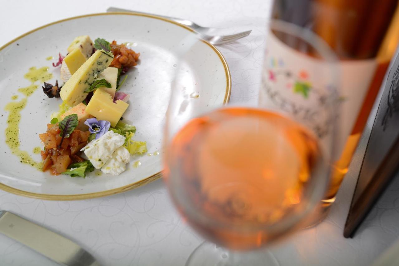 Hotel Premier Aqua - Adults Only 브르드니크 외부 사진 A glass of rosé wine