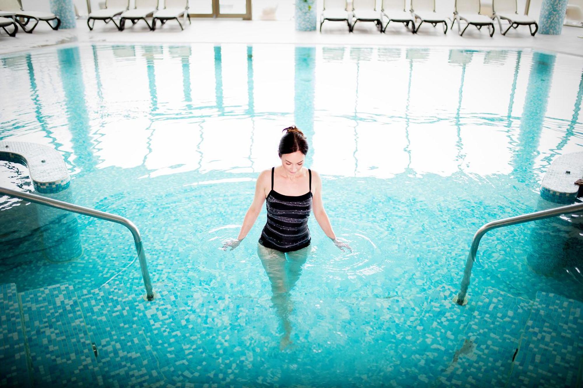 Hotel Premier Aqua - Adults Only 브르드니크 외부 사진 A woman in a swimming pool