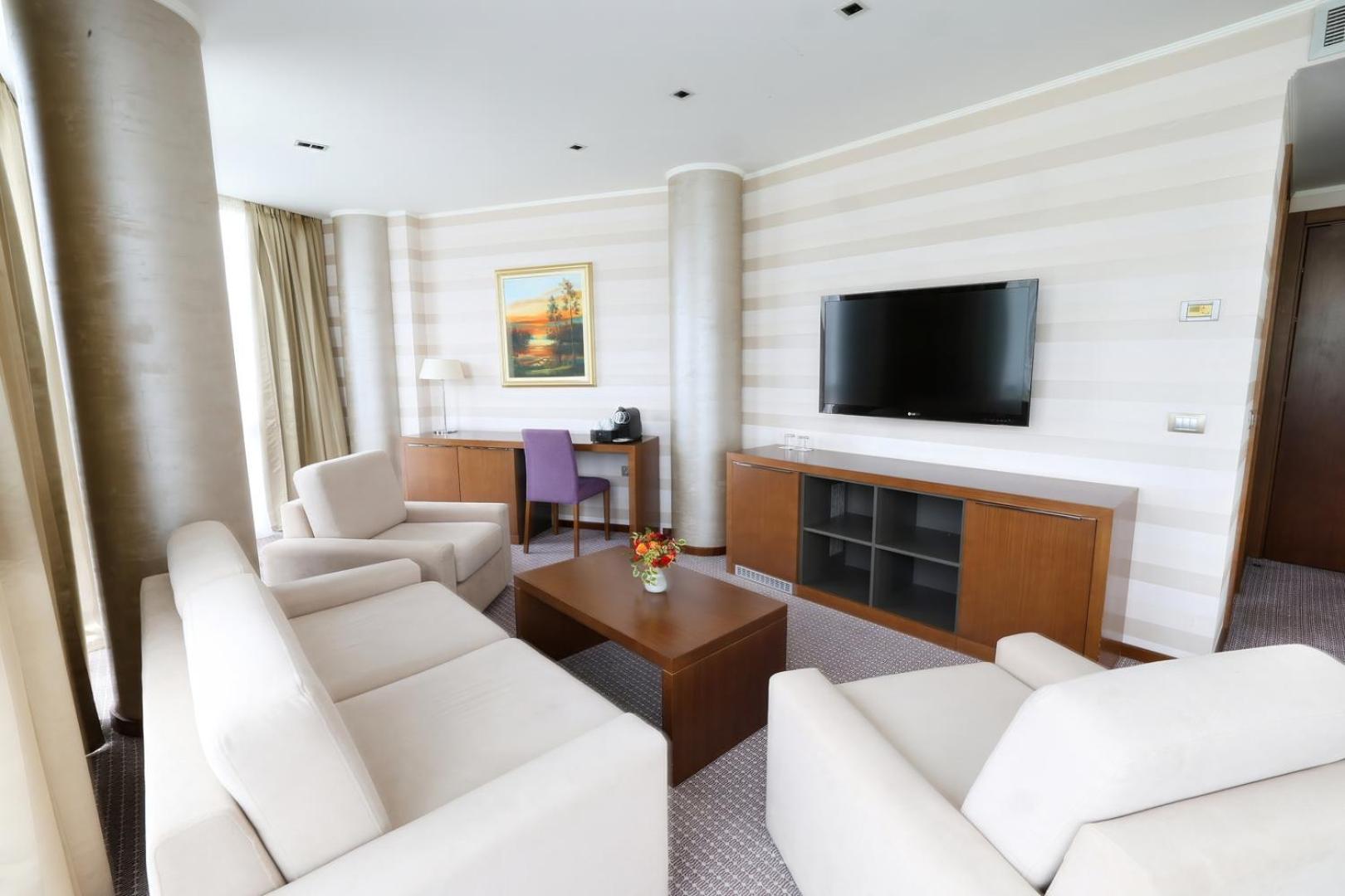 Hotel Premier Aqua - Adults Only 브르드니크 외부 사진 A living room in a suite at the Radisson Blu Royal
