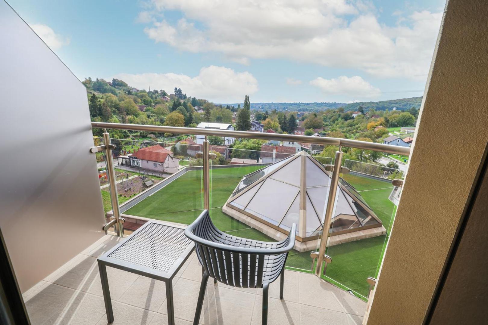 Hotel Premier Aqua - Adults Only 브르드니크 외부 사진 The view from the balcony of a typical apartment