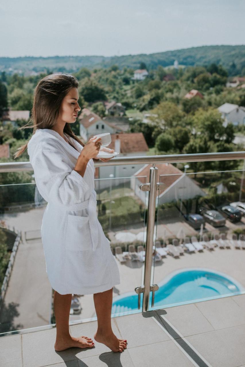 Hotel Premier Aqua - Adults Only 브르드니크 외부 사진 A woman wearing a bathrobe