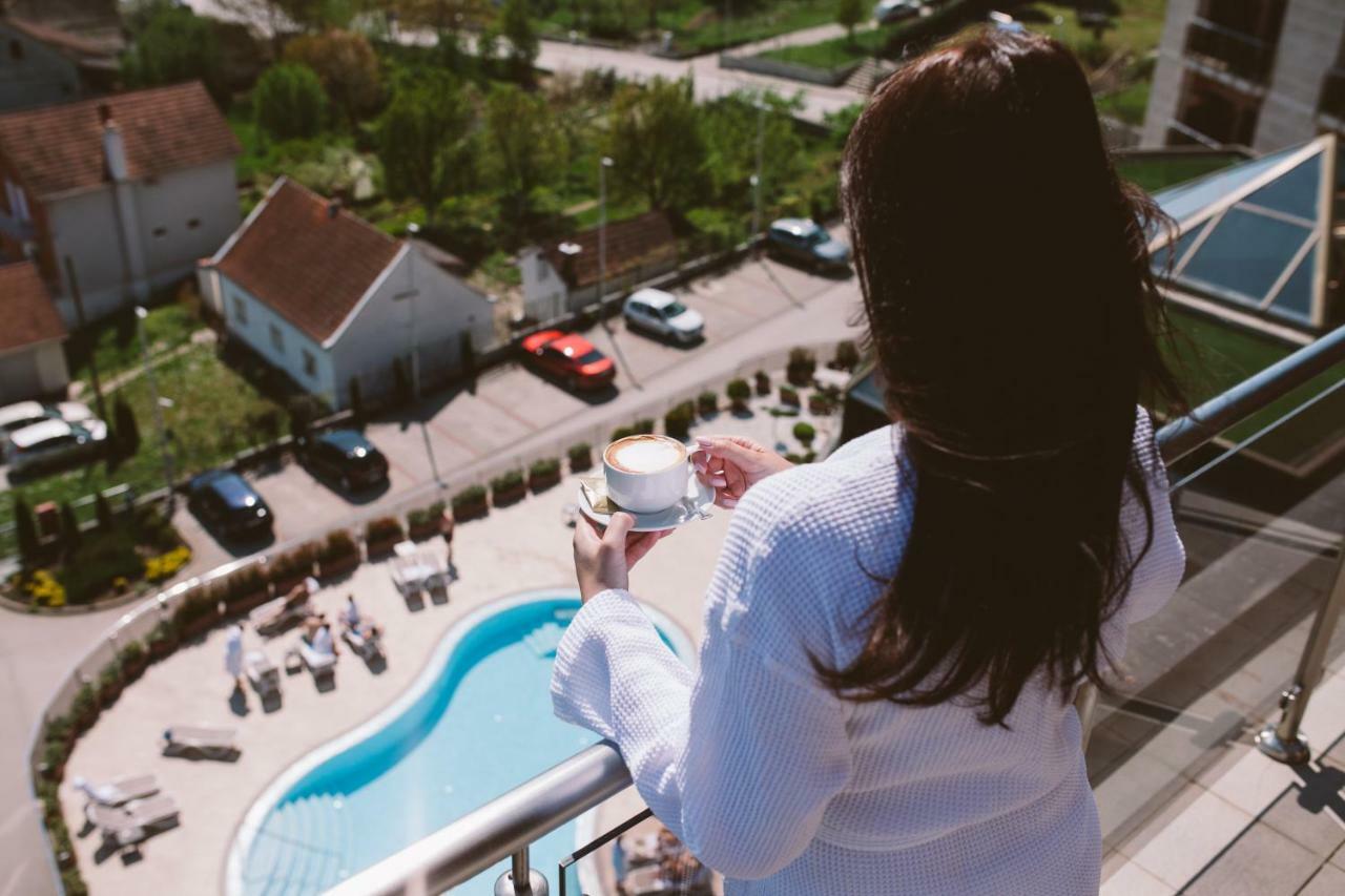 Hotel Premier Aqua - Adults Only 브르드니크 외부 사진 A woman on a balcony