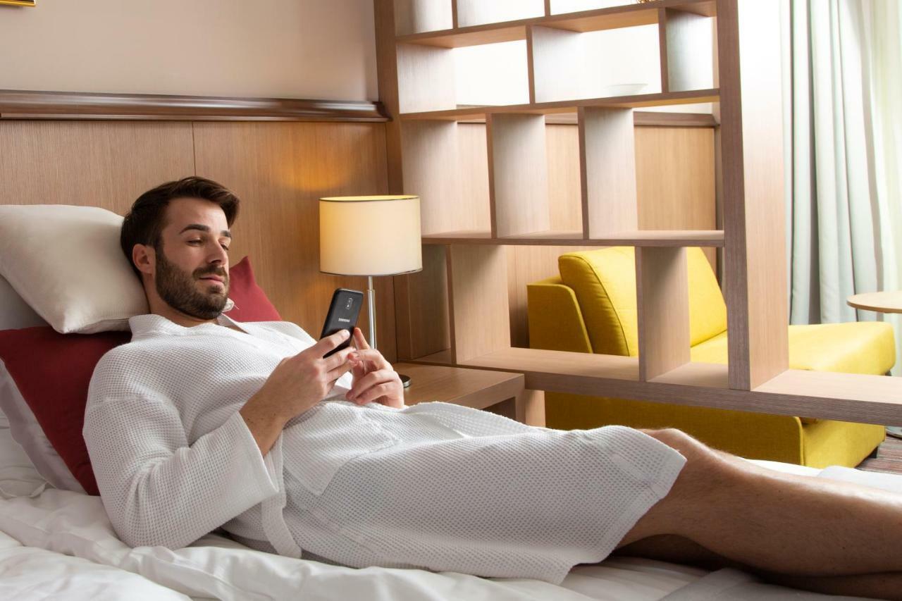 Hotel Premier Aqua - Adults Only 브르드니크 외부 사진 A man wearing a bathrobe
